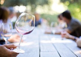 Pociąg do wina – Odkryj prawdziwe smaki w naszej winiarni na Słowiańskiej 12!