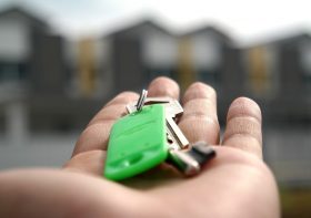 Mikrocement na podłogę – czy warto zainwestować w ten rodzaj wykończenia?